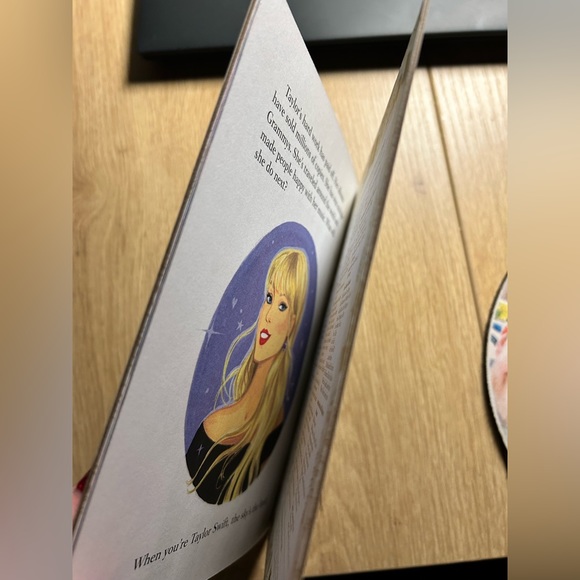 The Little Golden Book - Taylor Swift - Picture 2 of 4